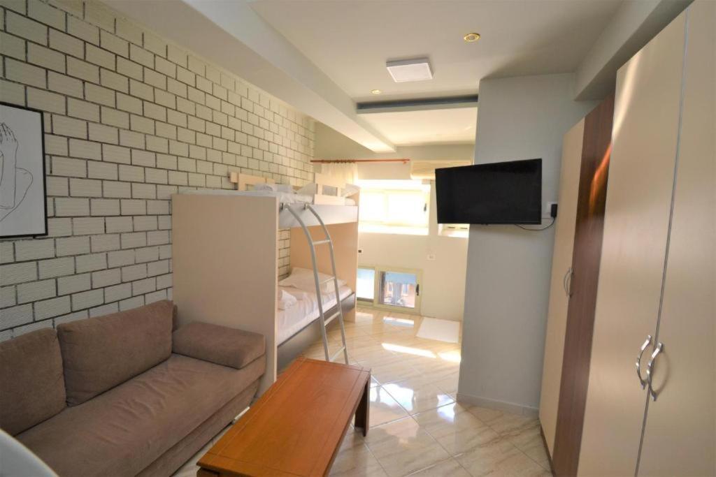 Central Condos Sarande Bagian luar foto